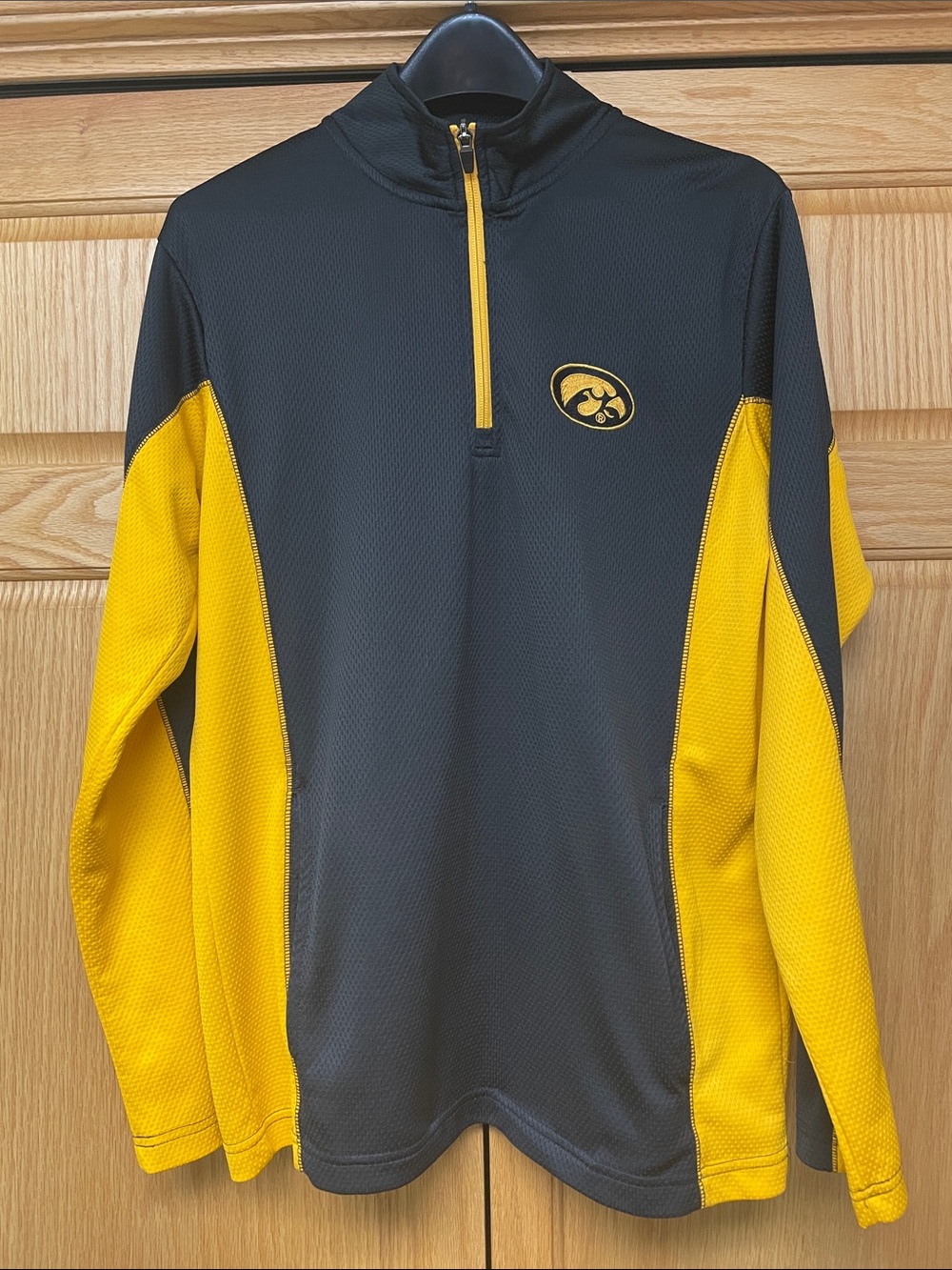 Champion Men’s Iowa Hawkeye Pullover - Size Medium